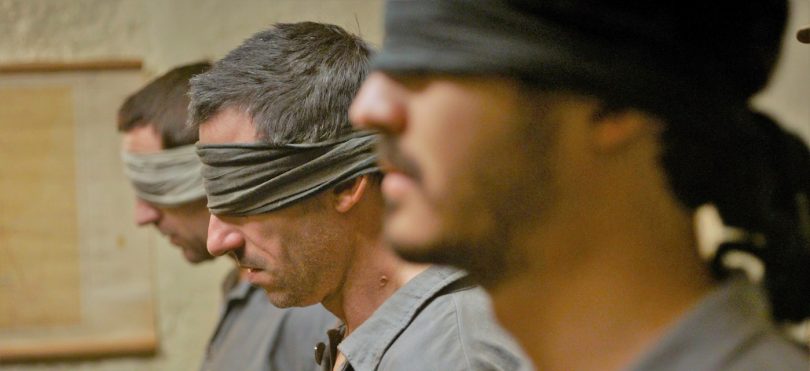 Foto do filme "Uma noite de 12 anos". Nela, os três prisioneiros [Mujica, Ñato e Rosencof] de olhos vendados, lado a lado
